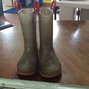 1 pair of children’s rain boots